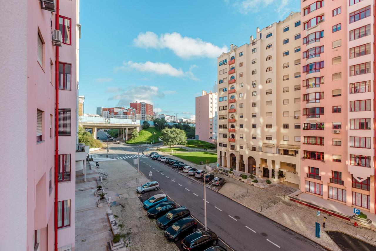 Elegant 3 Bedroom Apt - City Centre - Garage - Metro Lisbon Exterior photo