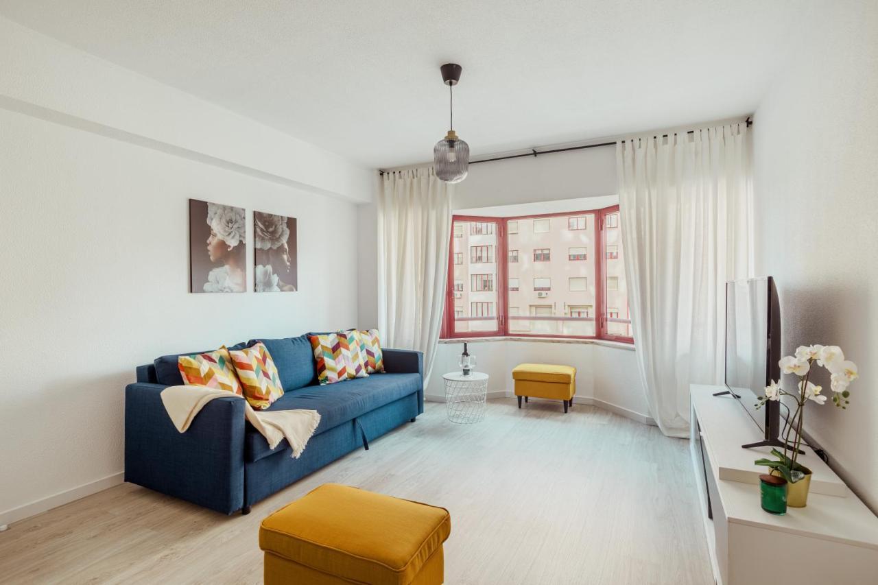 Elegant 3 Bedroom Apt - City Centre - Garage - Metro Lisbon Exterior photo