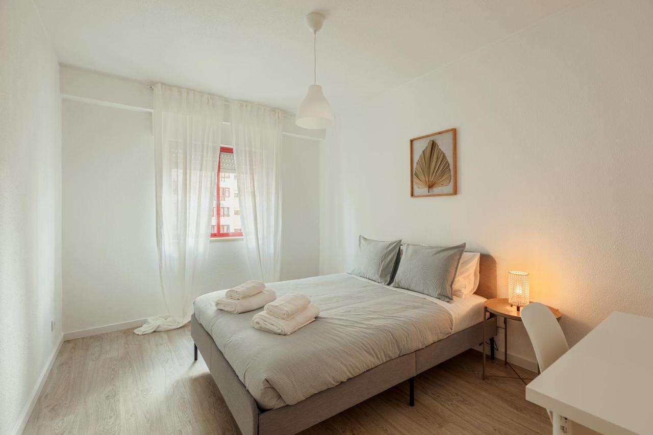 Elegant 3 Bedroom Apt - City Centre - Garage - Metro Lisbon Exterior photo