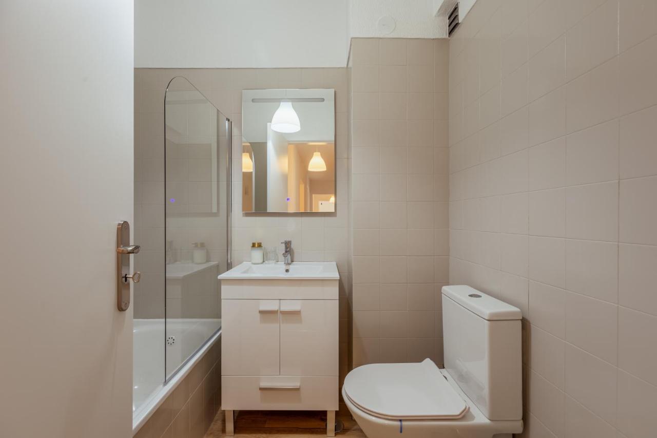 Elegant 3 Bedroom Apt - City Centre - Garage - Metro Lisbon Exterior photo