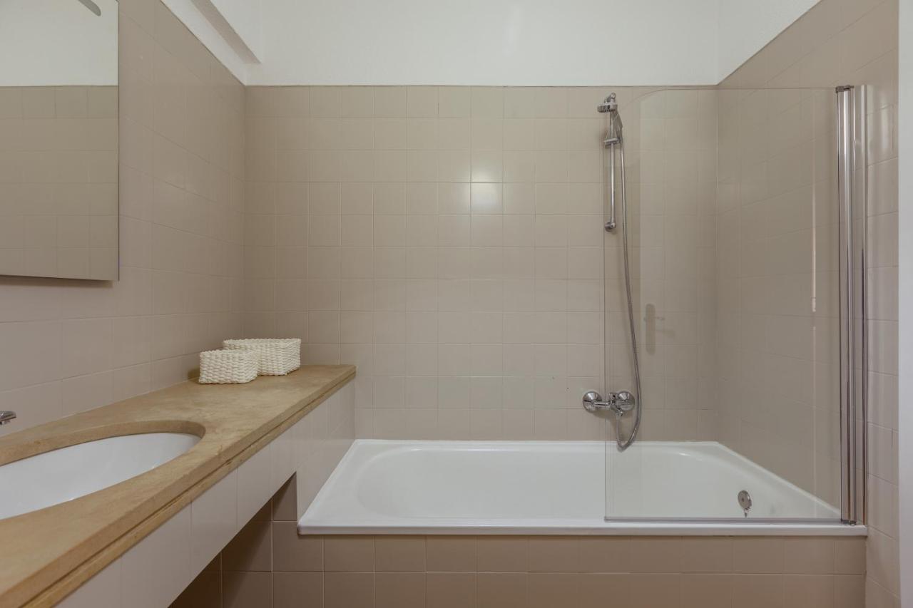 Elegant 3 Bedroom Apt - City Centre - Garage - Metro Lisbon Exterior photo