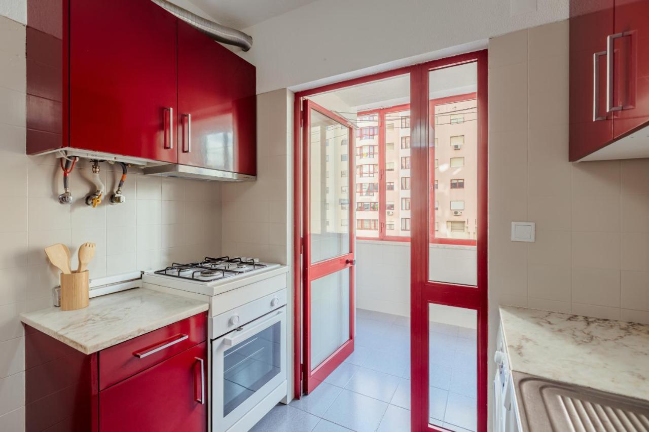 Elegant 3 Bedroom Apt - City Centre - Garage - Metro Lisbon Exterior photo